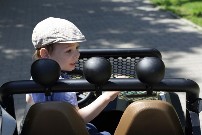 як правильно користуватися дитячим електромобілем